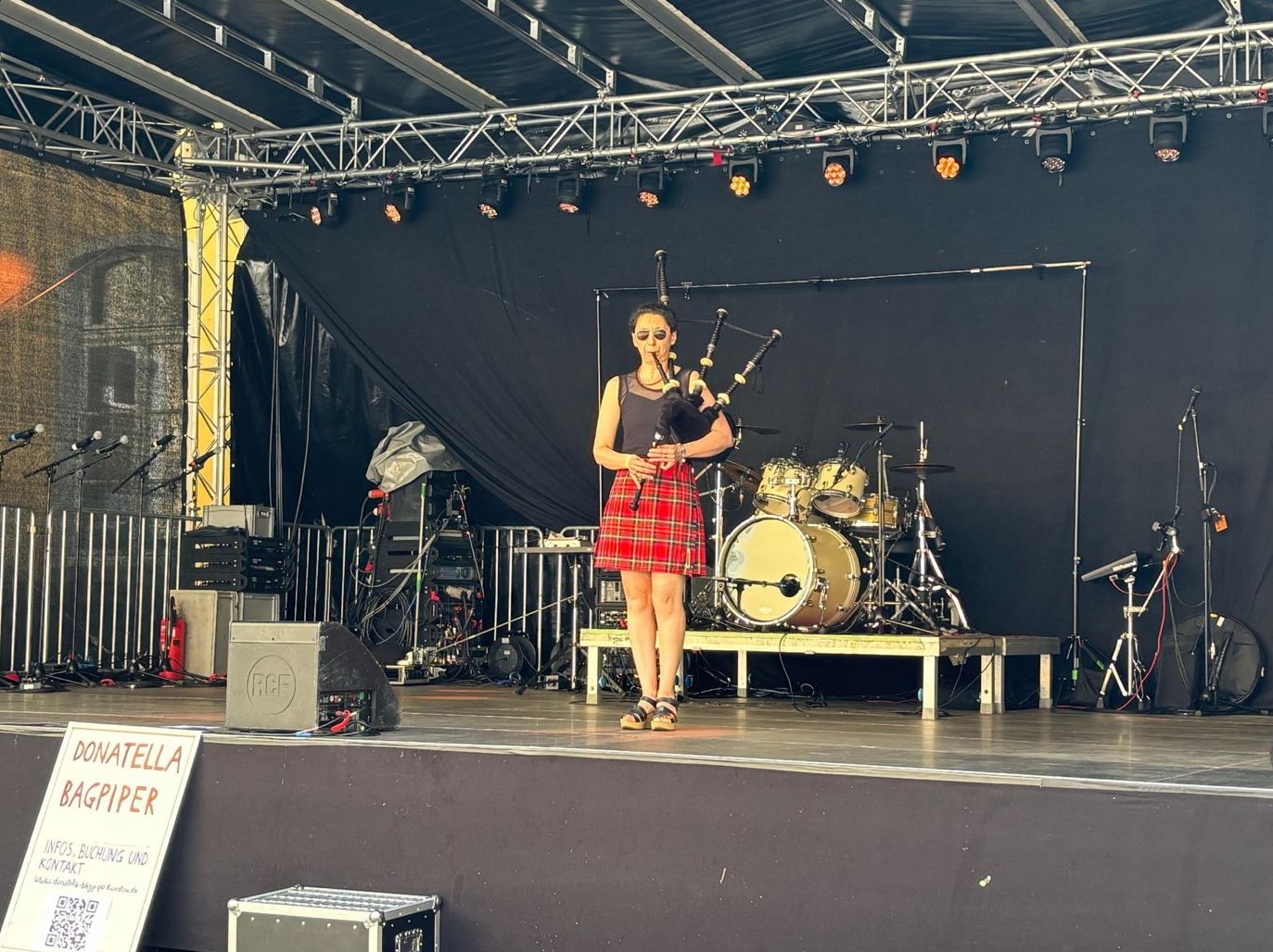 Donatella Bagpiper beim Festival Brühler Band and Beats (Bild by Michaela Ansey/Ausschnitt)